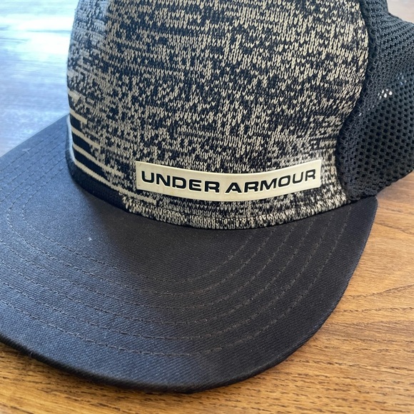 Hat Cap Under Armour Black and Gray Youth UA Snapback Ajustable Stretch EUC - Picture 2 of 6